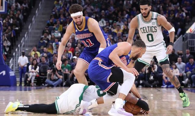 开云官网-斯玛特压伤库里左脚踝，为什么追梦会帮他说话？